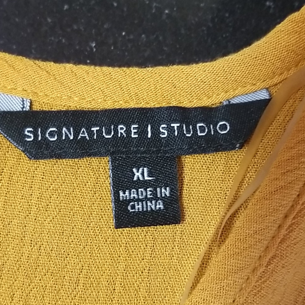 NWOT Signature Studio Top - Picture 9 of 10
